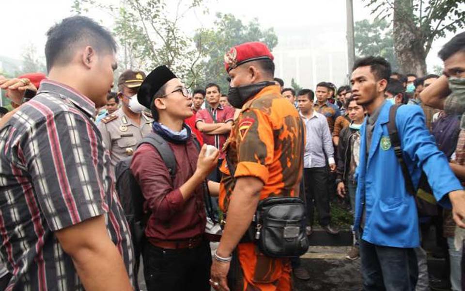 Pancasila Youth member argues with protester (Kompasiana)