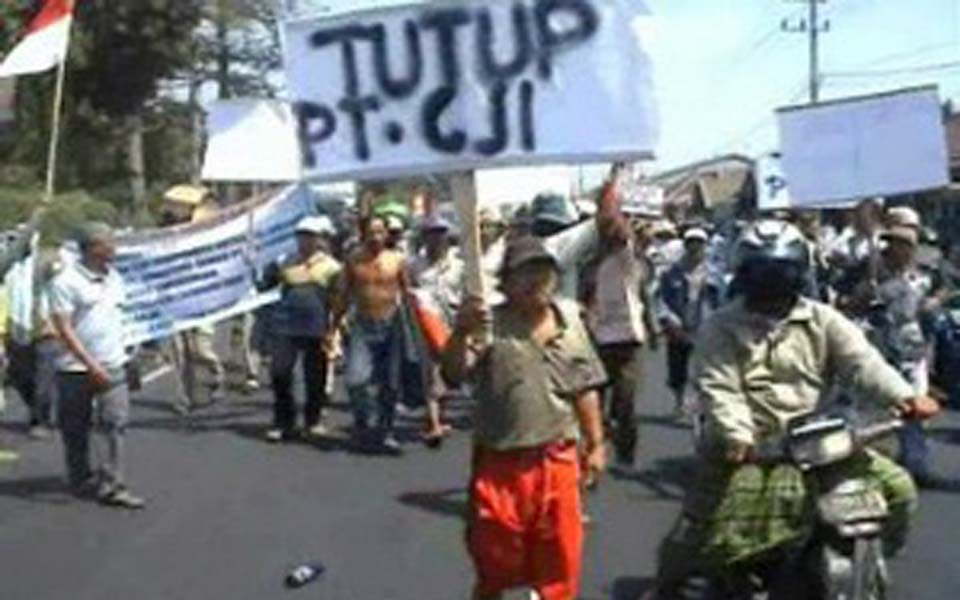 Pasuruan farmers blockade road (Sindo)