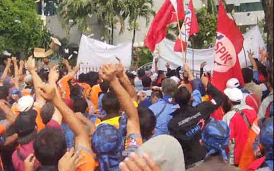 Protest at State-owned Electricity Company office in South Jakarta (Berita Hukum)