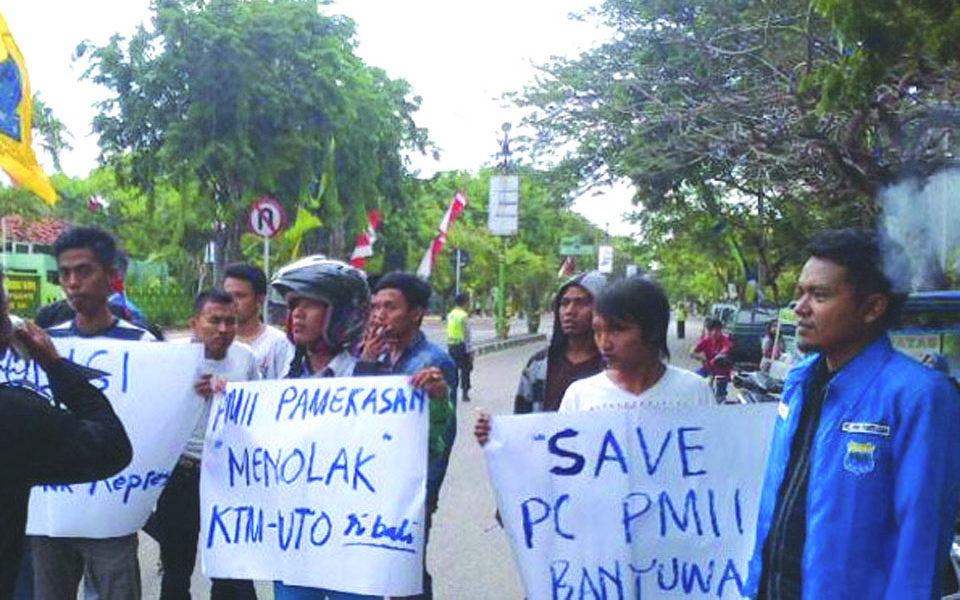 Protest outside Nusa Dua Convention Center (Intelijen)