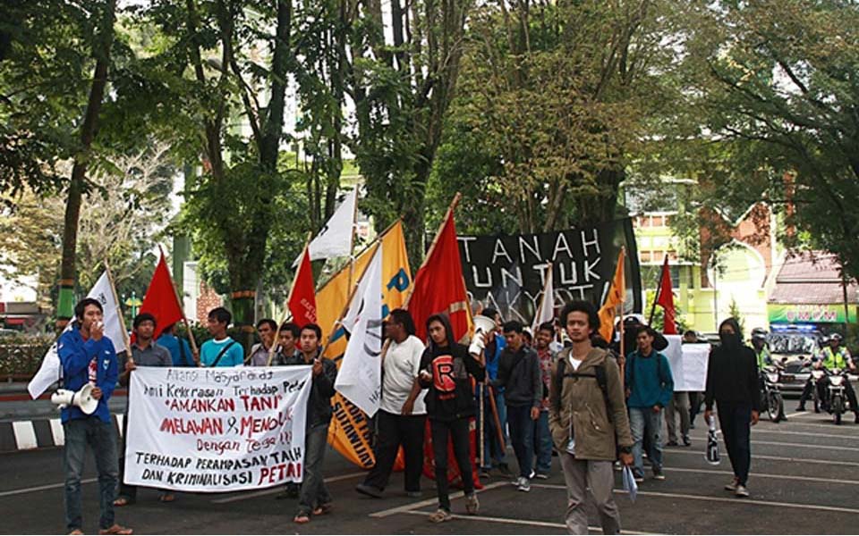 Students and farmers protest in Salatiga (Adhyaprawira)