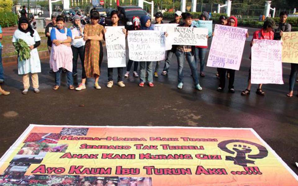 Housewives hold protest in Jakarta (merdeka)