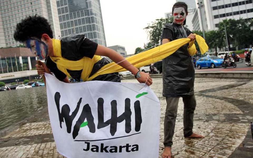 Indonesian Forum for the Environment activists protest at HI traffic circle (Antara)