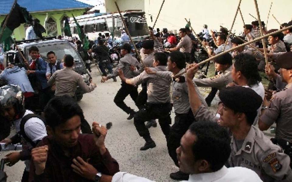 Police attack student protest (Detik)