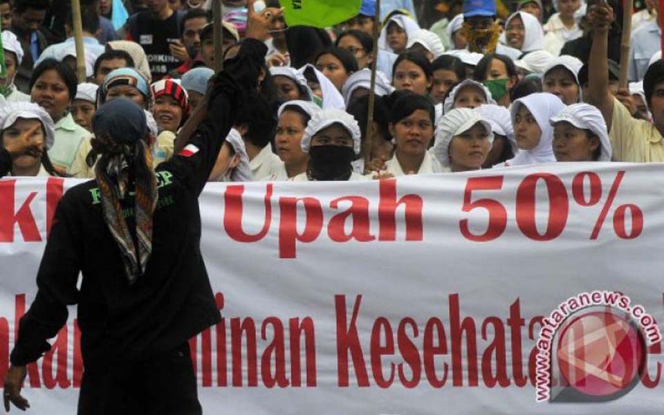 Labour protest in front of Bekasi mayor's office (Antara)