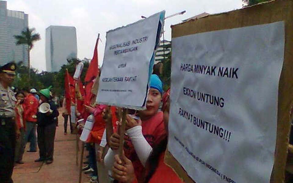 Protest outside Exxon Mobil office in Jakarta (leftclickblog)