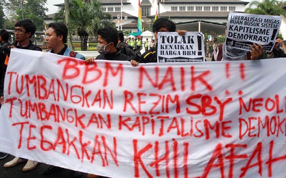 Protests against fuel price hike in Bandung (Tempo)