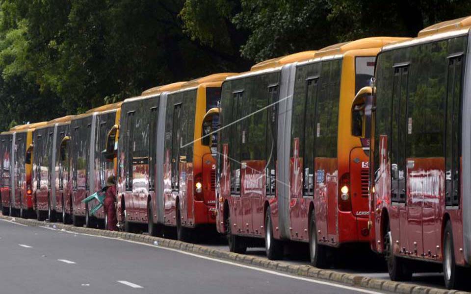 Trans-Jakarta buses stuck in traffic jam during demonstrations (Antara)