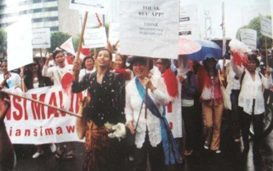 Women protest against Anti-Pornography Law in Jakarta (tutinonka)