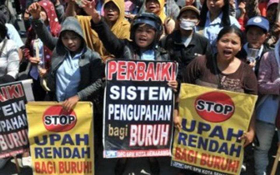 Workers rally against low wages (Republika)