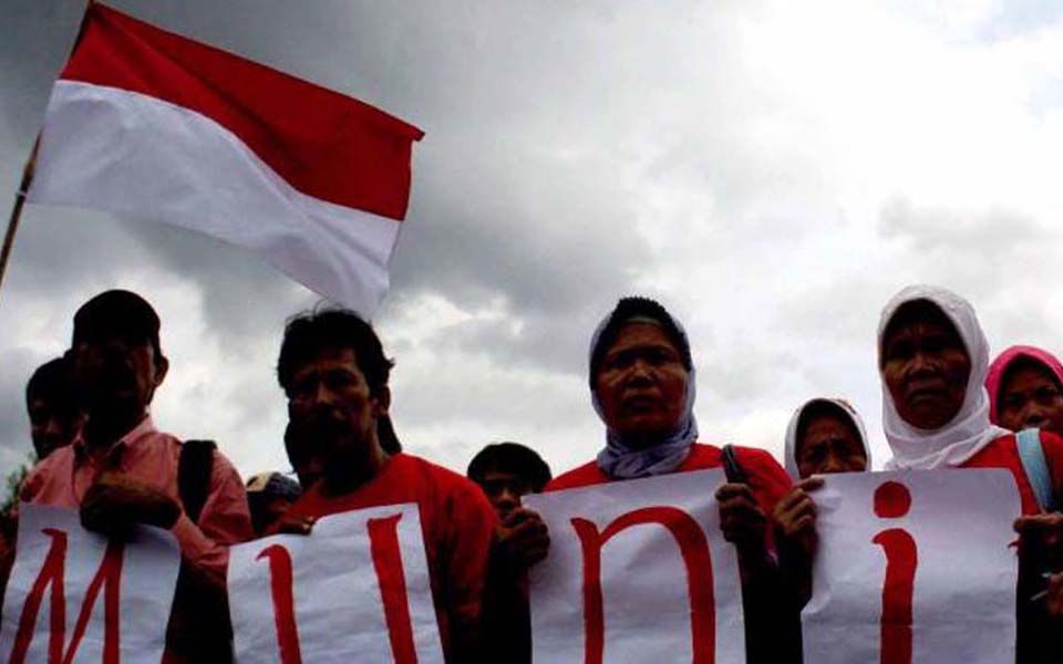Activists from Kasum protest outside Muchdi Purwopranjono trial (Viva)