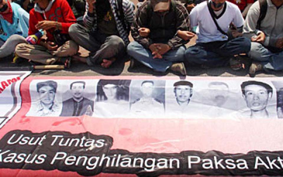 Banner reads 'Solve the Missing Activists Case' (Tempo)