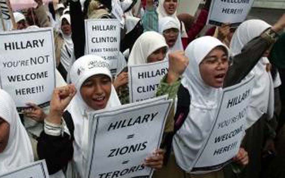 KAMMI students protest against Hillary Clinton visit (eramuslim)