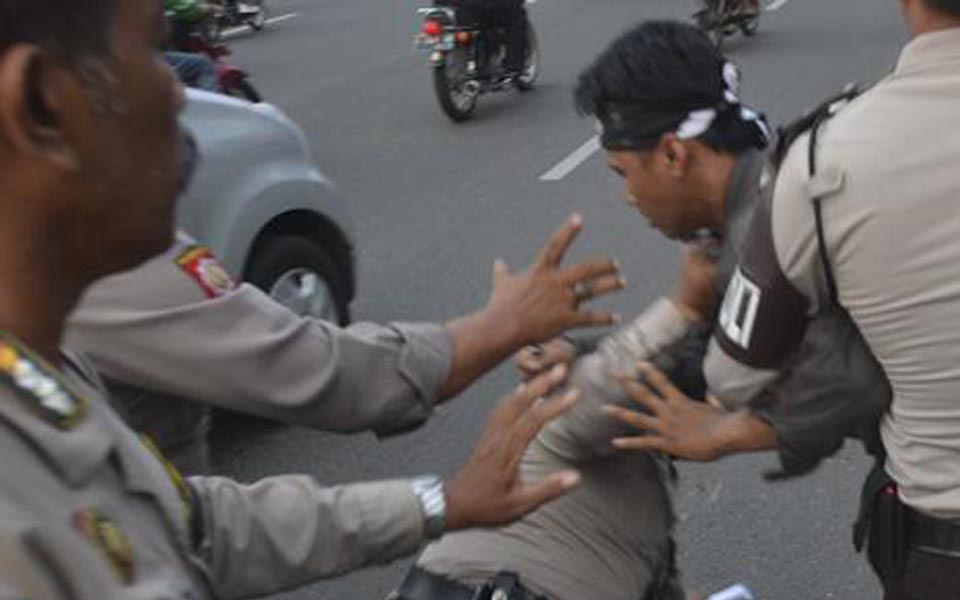 Police break up protest against SBY and Boediono (Suara Surabaya)