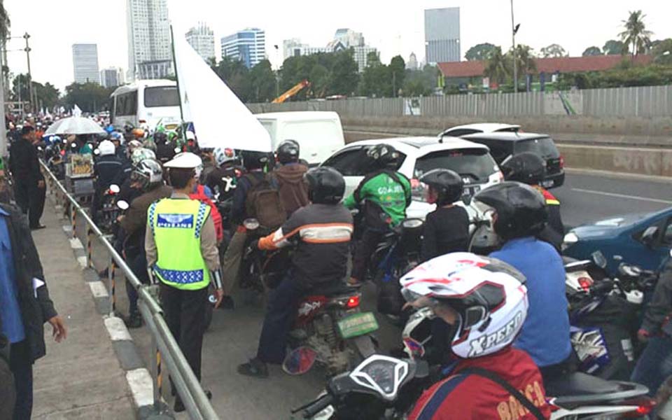 Protest action creating traffic congestion on Jl. Sudirman in Jakarta (Pos Kota)