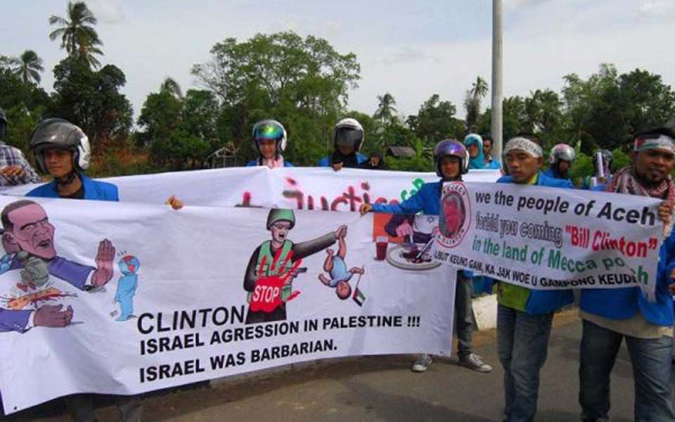 Protest action in Aceh against visit by Hillary Clinton (Salam Online)