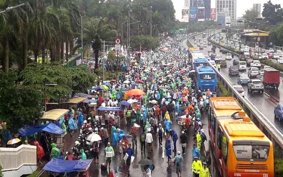 Protest action in front of parliament house in Jakarta (Viva)