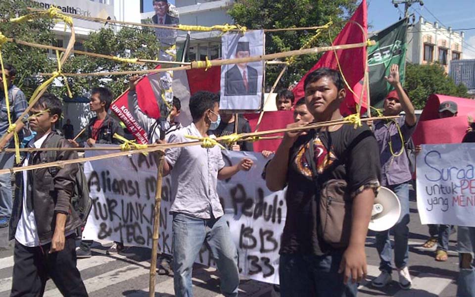 Protest against SBY and Boediono (Kompas)