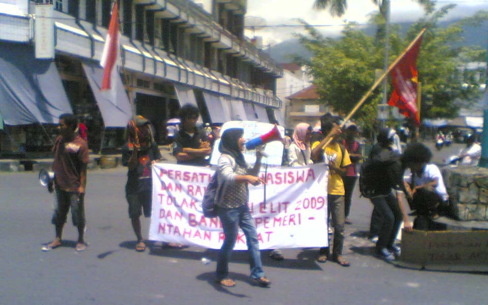 Students reject the Elite Elections in Ternate - April 5, 2009 (KPRM)