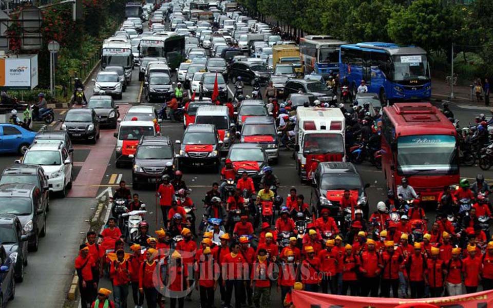 Traffic congestion caused by labour demonstration (Tribune)