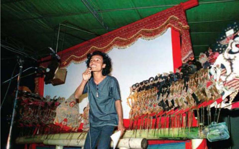 Wji Thukul on stage (Indrakusuma)