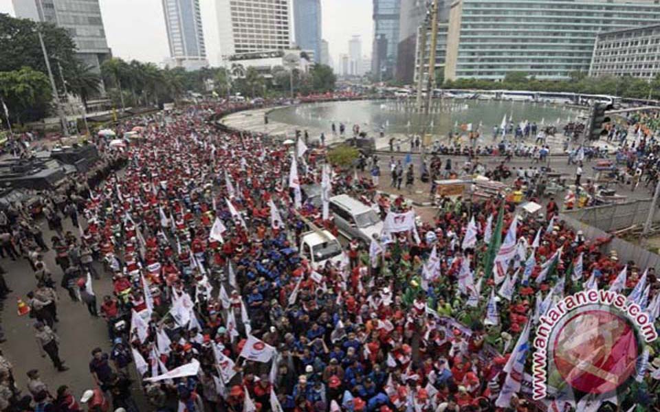 Workers commemorate May Day at Hotel Indonesia traffic circle (Antara)