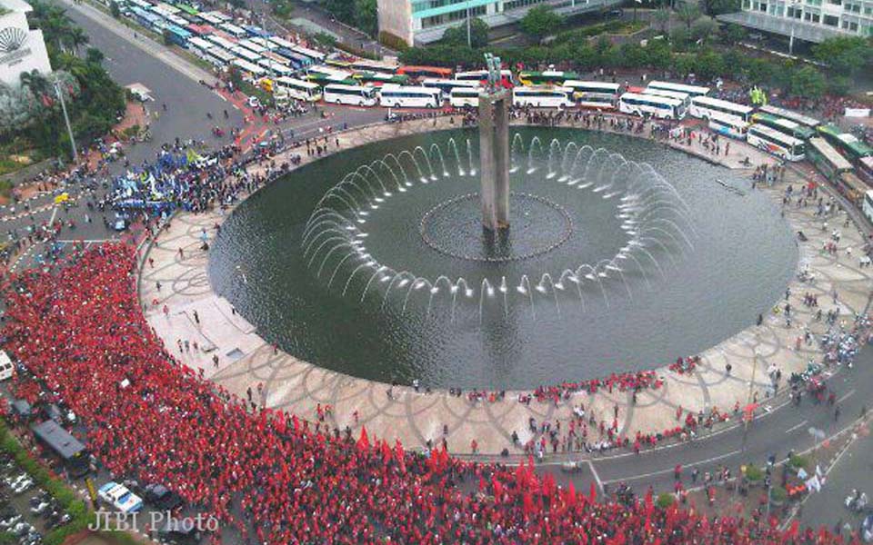 Workers rally on May Day at Hotel Indonesia traffic circle (Kompasiana)
