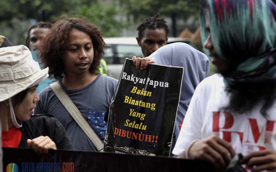 Papuan independence activists protest in front of UN office in Jakarta (fak-fak)