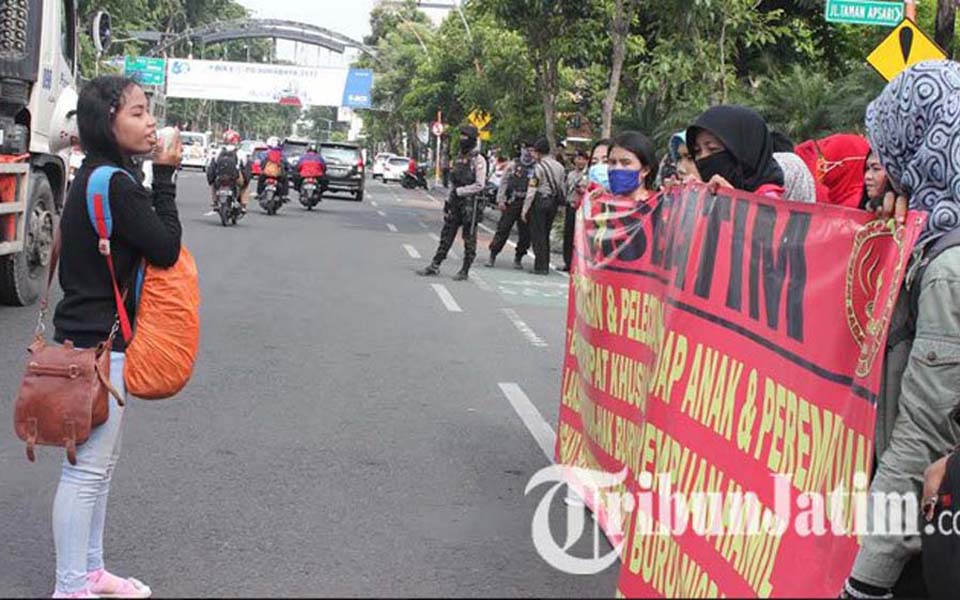 Women activists commemorate IWD in Surabaya (Tribune)