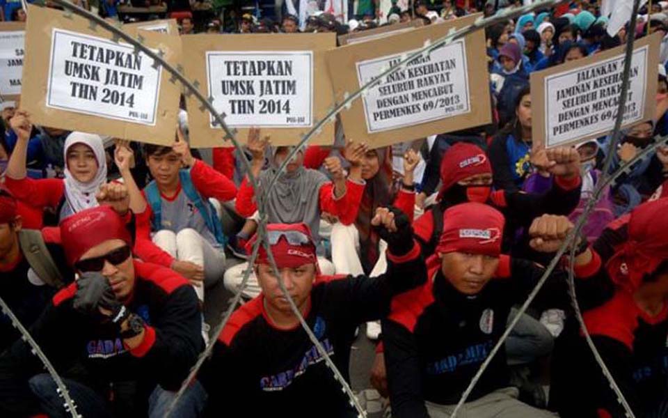 Workers commemorate May Day at governor's office in Surabaya (Tribune)