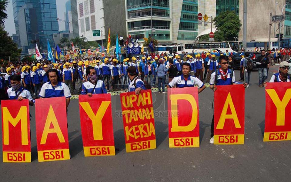 Workers rally for May Day at Hotel Indonesia traffic circle in Jakarta (Republika)