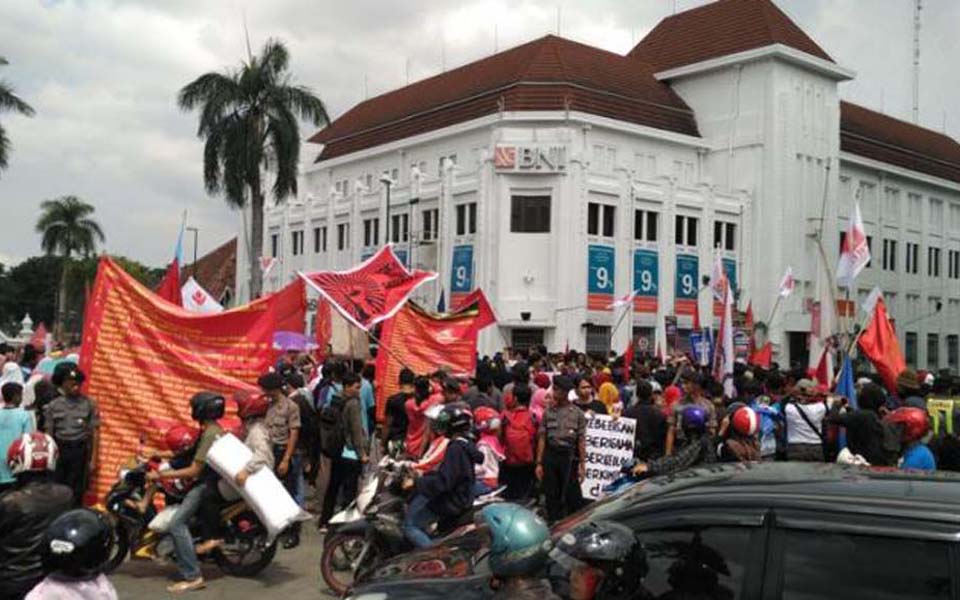 Workers commemorate May Day in front of Yogyakarta post office (Tribune)