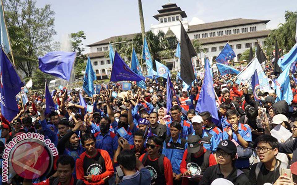 Workers commemorates May Day at governor's office in Bandung (Antara)