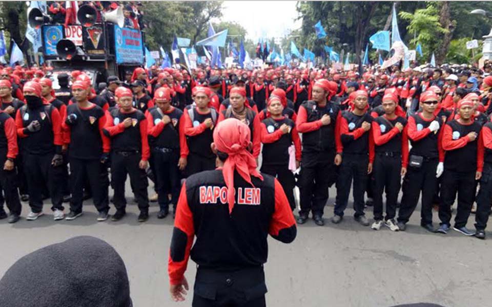 Workers prepare to march on State Palace in Jakarta (Sindo News)