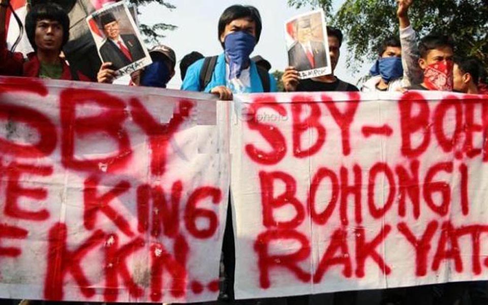 Banners read 'SBY king of Corruption, SBY-Boediono lie to the people' (Kabar Net)