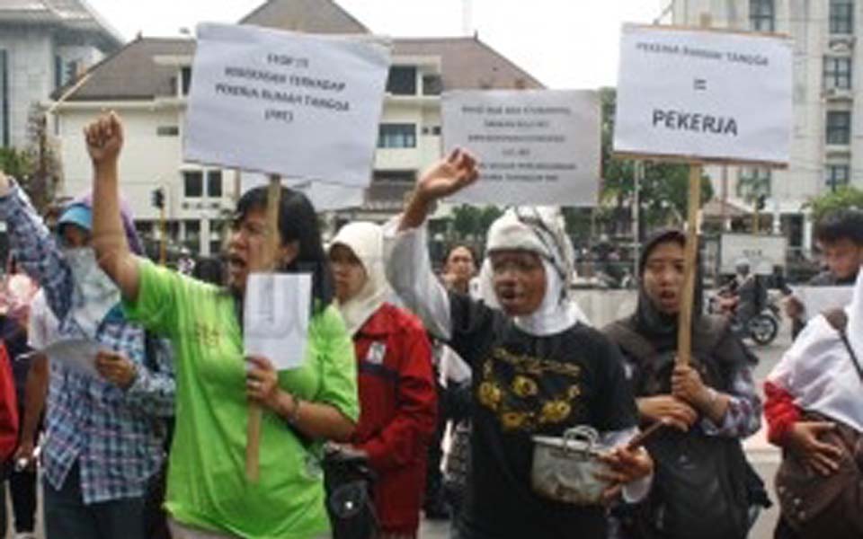 Domestic workers from JPPRT rally in front of central post office in Yogyakarta (Tribune)