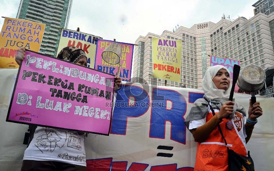 Domestic workers hold protest at Hotel Indonesia traffic circle in Jakarta (Republika)