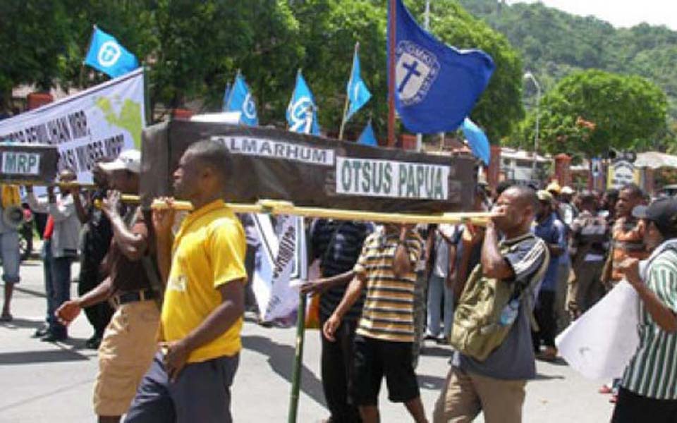 Papuans occupy Papua People's Council offices in Jayapura - January 26, 2011 (Tempo)