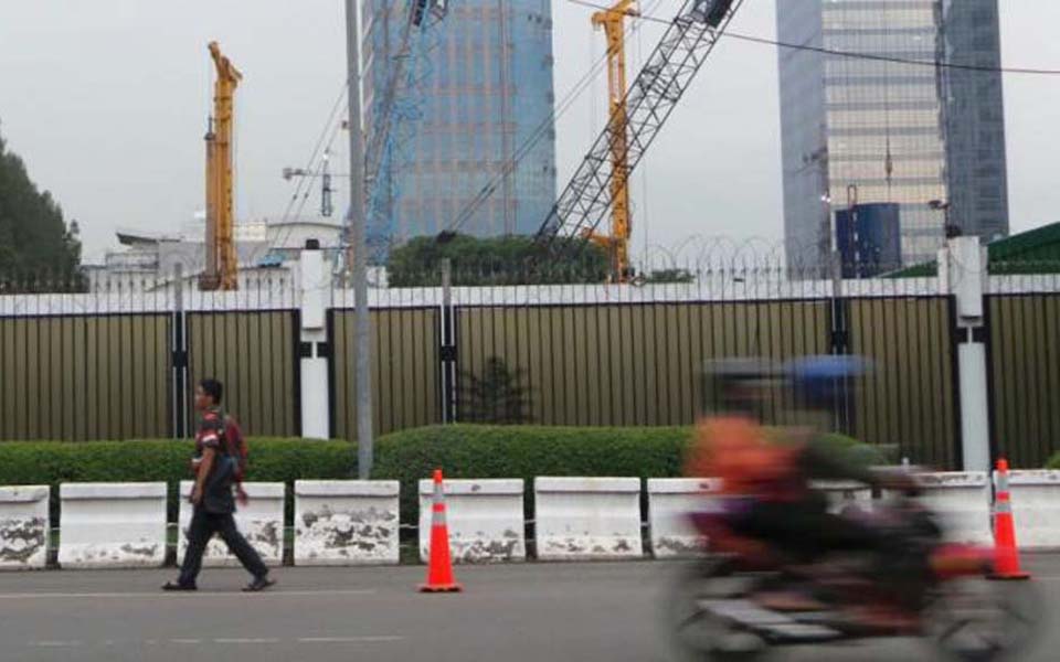 Pedestrians walk past US embassy in Central Jakarta (Kompas)