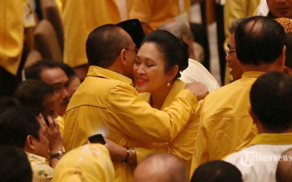 Suharto's daughter Titiek embraces Aburizal Bakrie (Tribune)