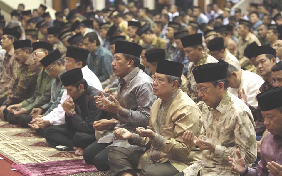 President Susilo Bambang Yudhoyono breaks fast at TNI headquarters - August 9, 2011 (PD)