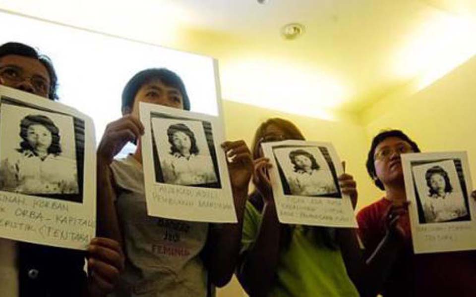 Activists call on government to solve Marsinah murder case - May 7, 2012 (viviwidyawati)