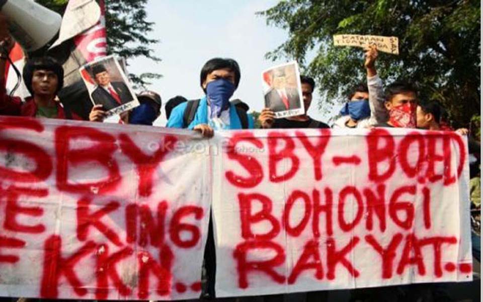  Banner reads 'SBY the King of KKN', 'SBY-Boediono Lies to the People'