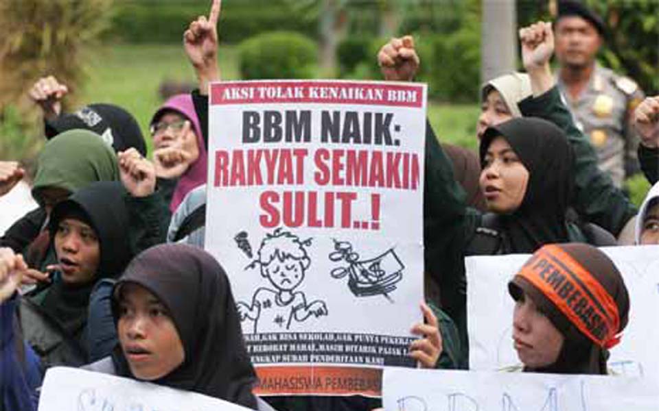 Pembebasan students protest fuel price hikes in Yogyakarta - March 26, 2012 (Tempo)