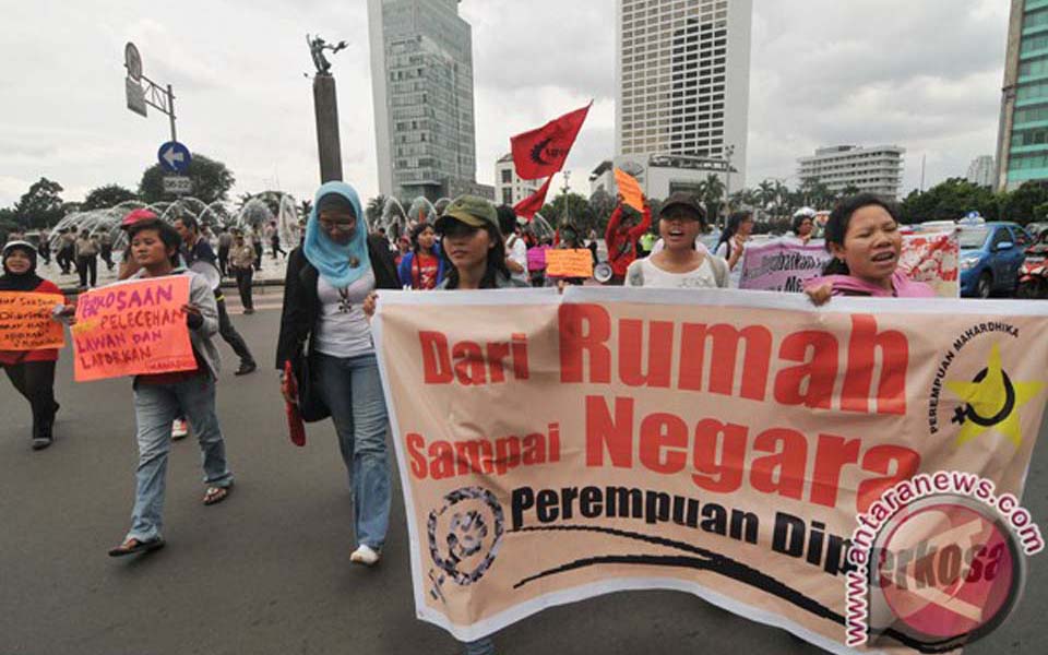 Perempuan Mahardhika rally at Hotel Indonesia in Jakarta against sexual violence - March 3, 2012 (Antara)