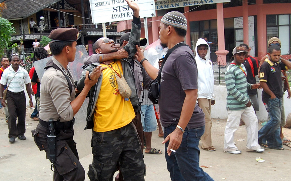 Police arrest KNPB demonstrator in Jayapura - October 23, 2012 (Berita Satu)