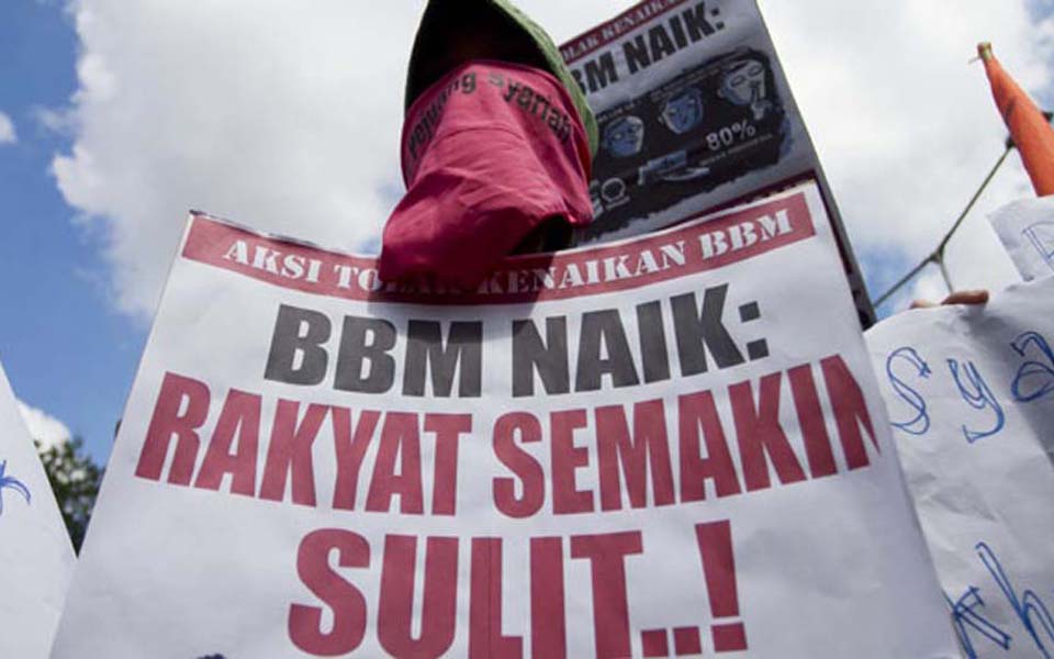 Protesters reject fuel price hikes during rally at DPRD building in Yogyakarta - March 26, 2012 (Tempo)
