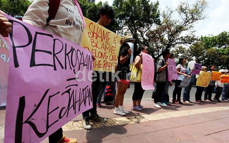 Women protest in Jakarta against statement by Education Minister M. Nuh - October 17, 2012 (Detik)