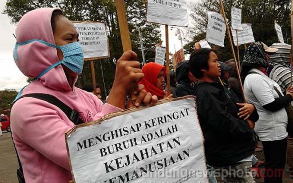 Women workers commemorate IWD at governor's office in Bandung - March 8, 2012 (Bandung News)