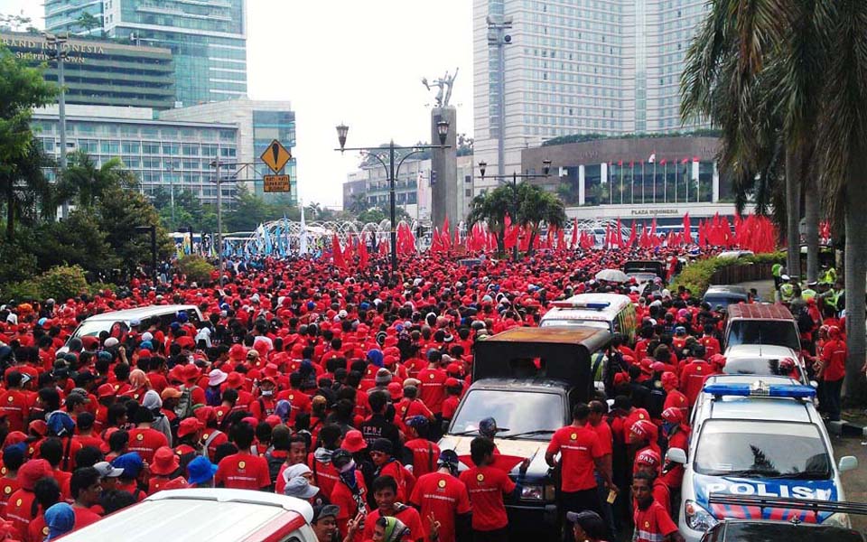 Workers rally at Hotel Indonesia traffic circle in Jakarta (NRM News)